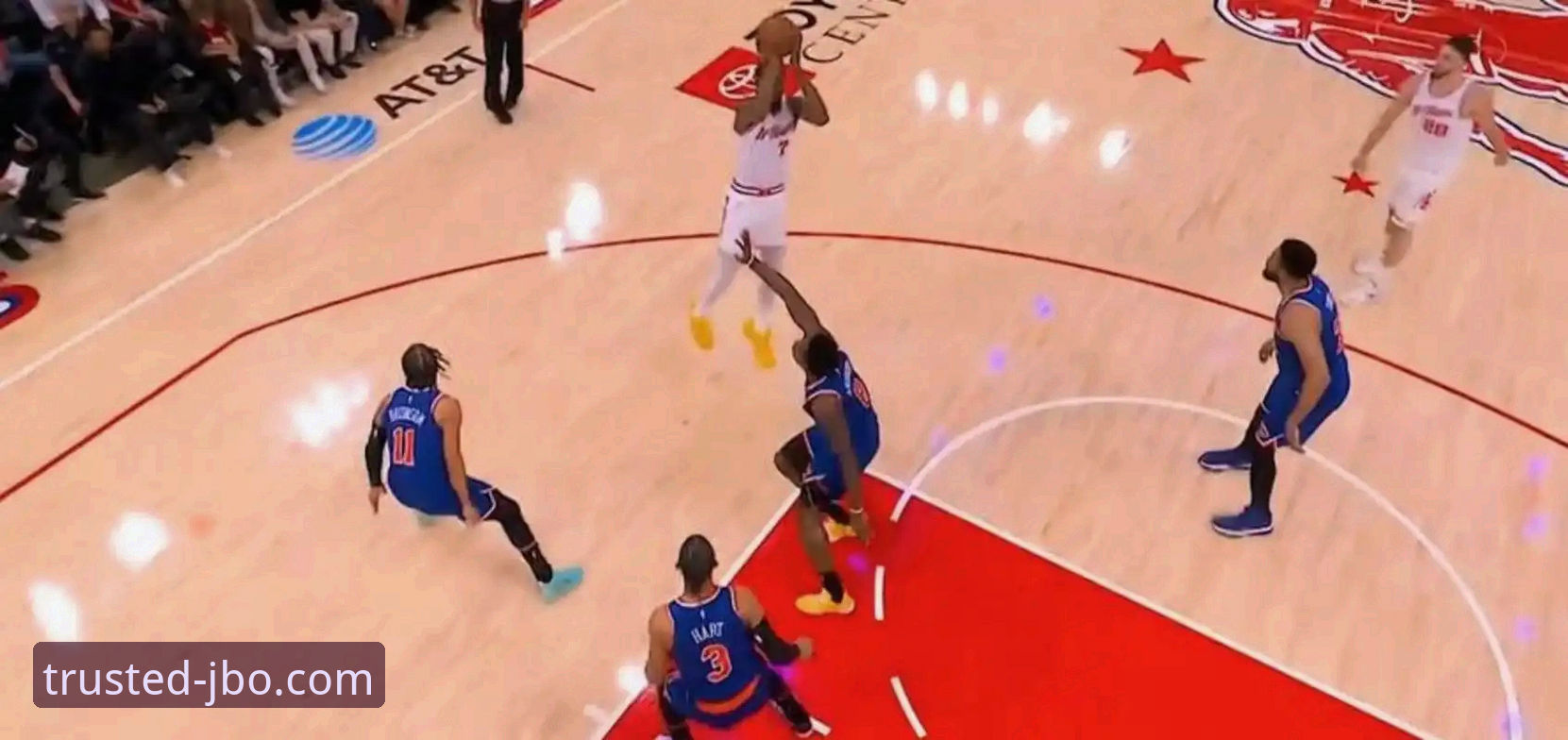 火箭主场大胜尼克斯：一场攻防节奏的全面解析